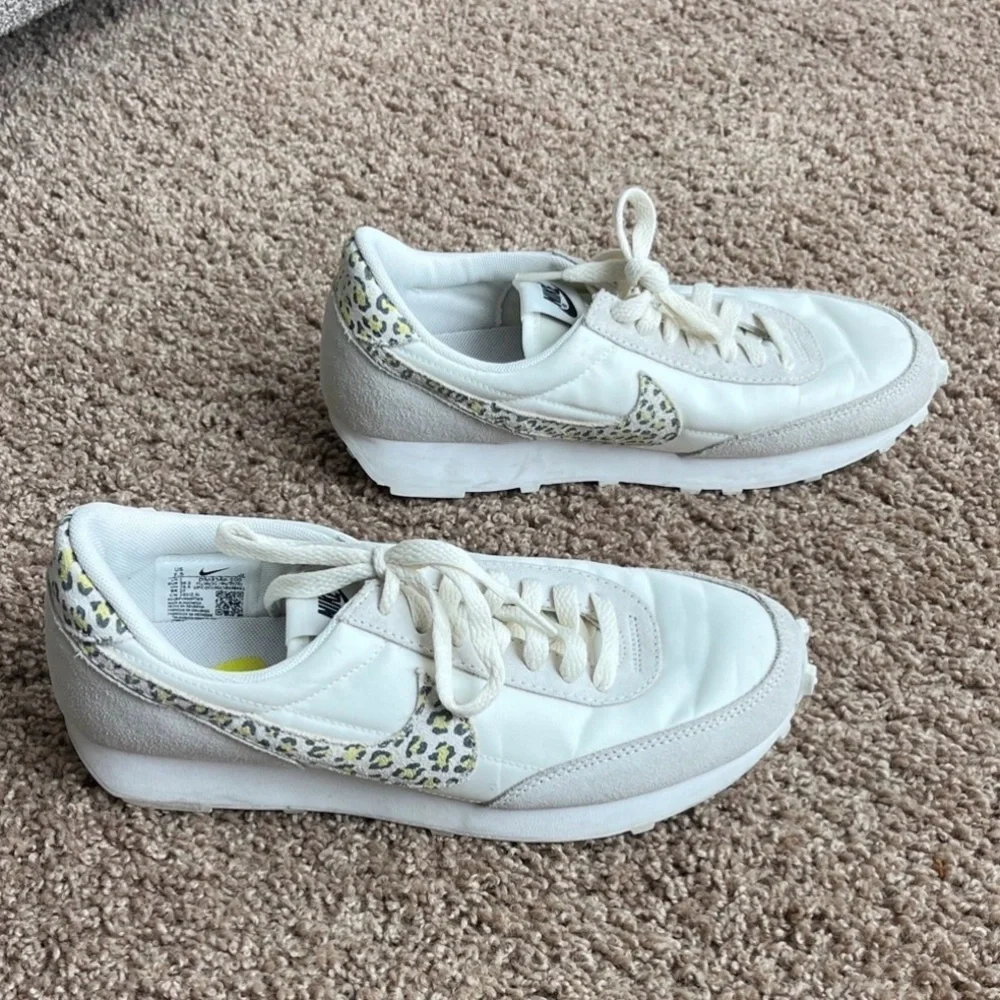 Nike Women's White and Gray Sneakers with Patterned Swoosh
